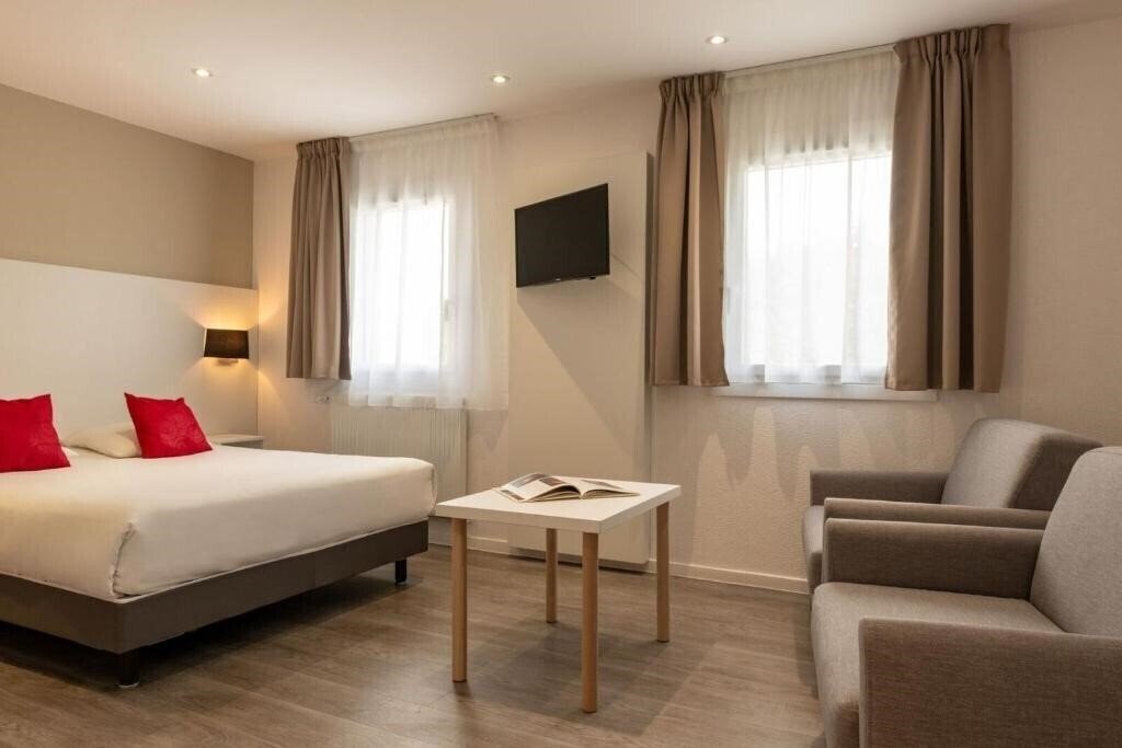 Фото The Originals City, Hotel Acropole, Bernay 3*