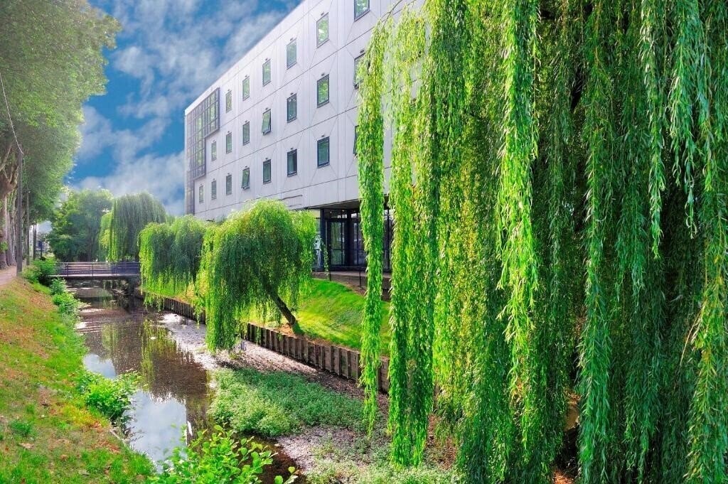 Отель Best Western Plus Palais des Congres 4*