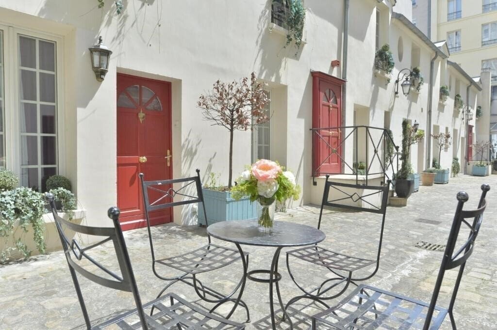 Отель Unic Renoir Saint Germain 3*