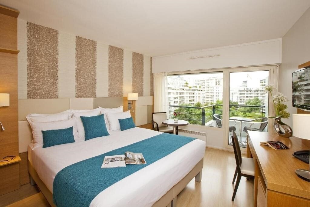 Отель Residhome Courbevoie La Defense 4*