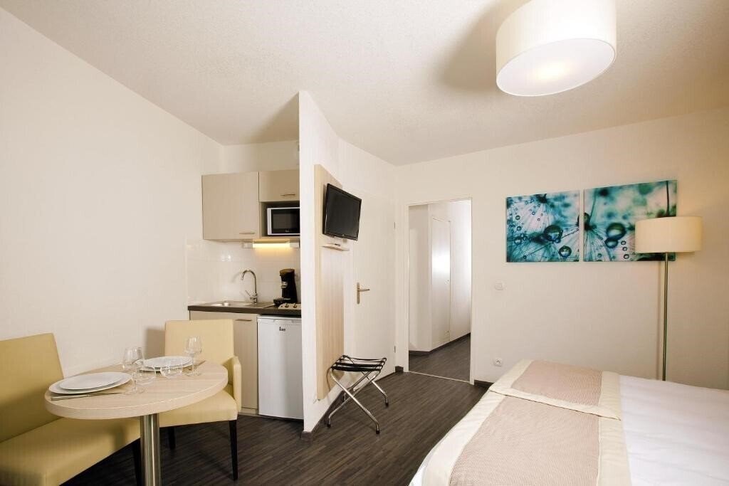 Фото Residhome Neuilly Bords De Marne 3*