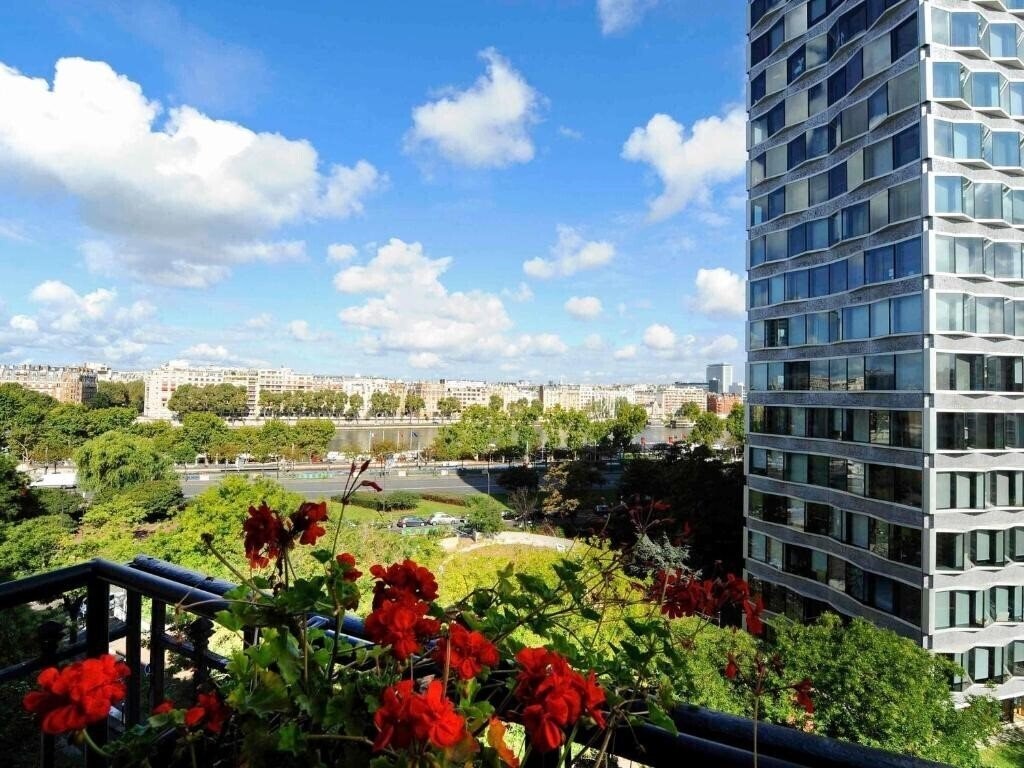 Готель Mercure Paris Tour Eiffel Pont Mirabeau 4*