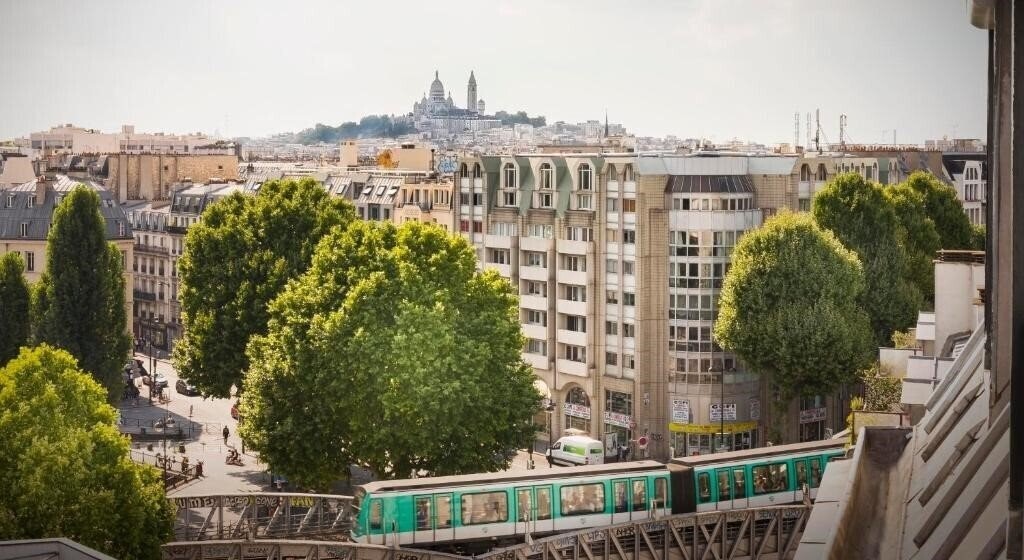Отель Libertel Canal Saint Martin 2*