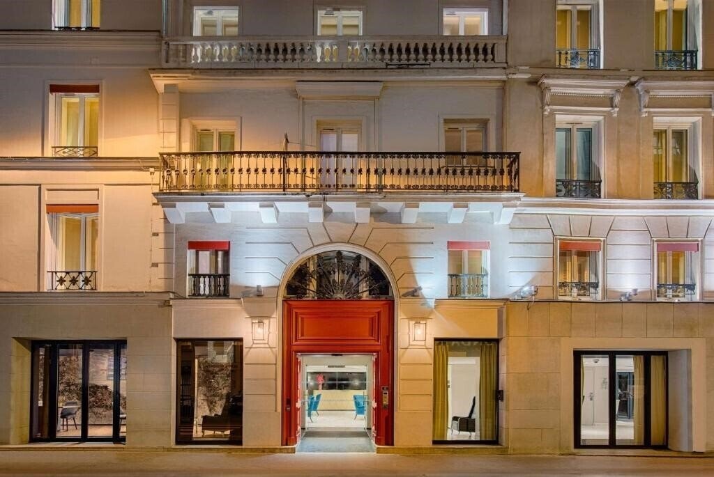 Готель NH Paris Champs-Elysées (ex. Beauchamps) 4*