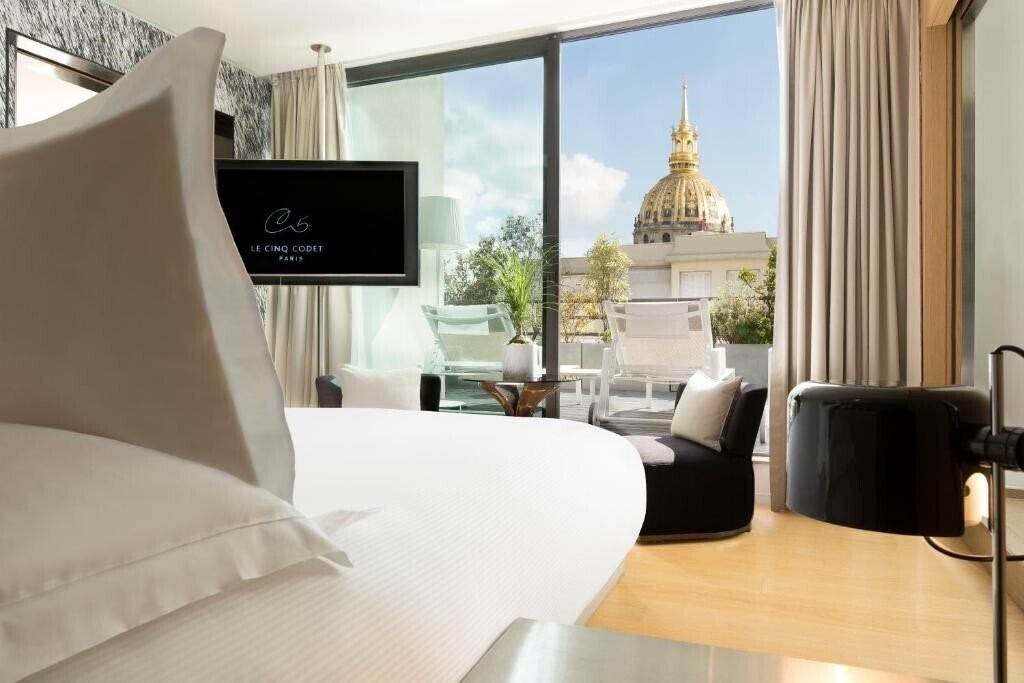 Отель Le Cinq Codet 5*