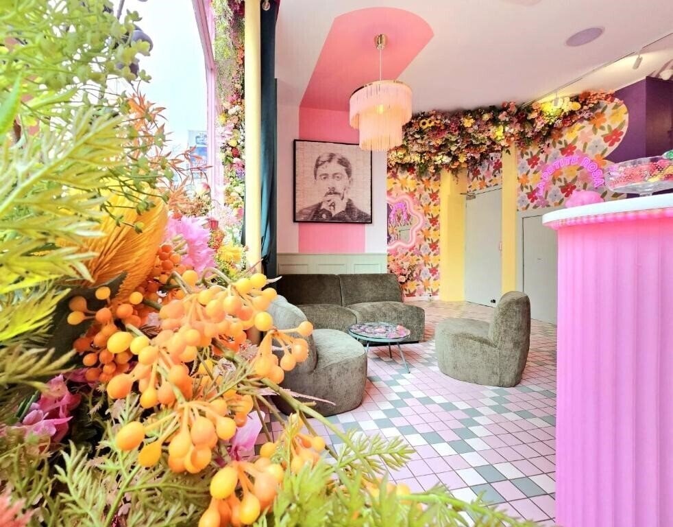 Готель Pink Hotel 2*