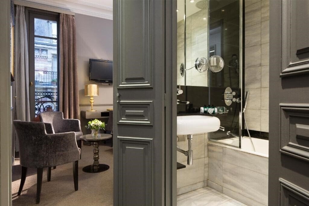 Готель Lumen Paris Louvre 4*