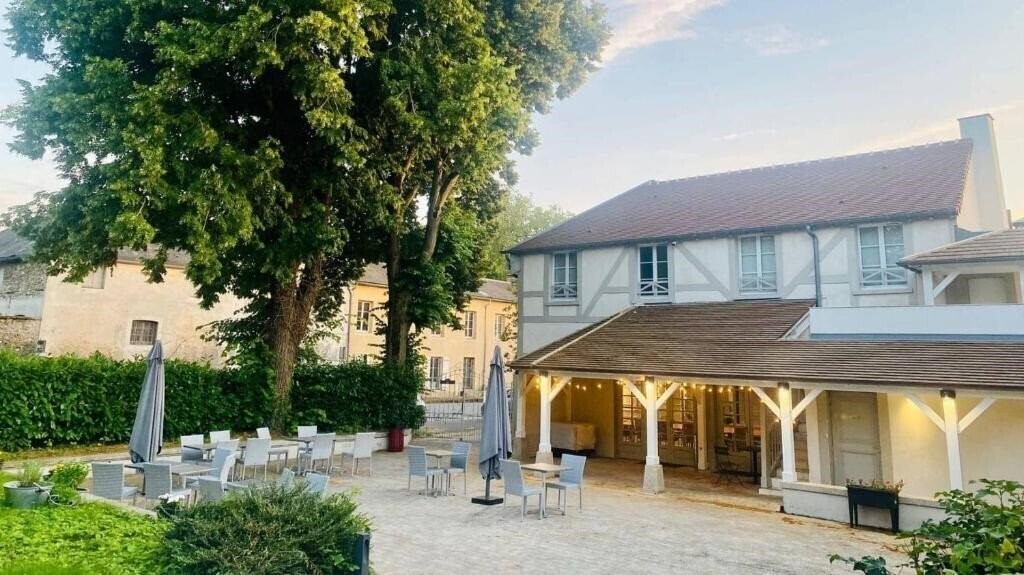 Отель Hotel Le Cheval Blanc Paris Marne-La-Vallee 4*