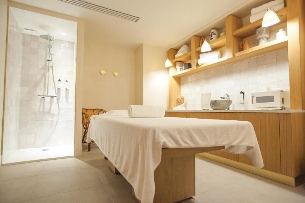 Отель Bloom House 4*