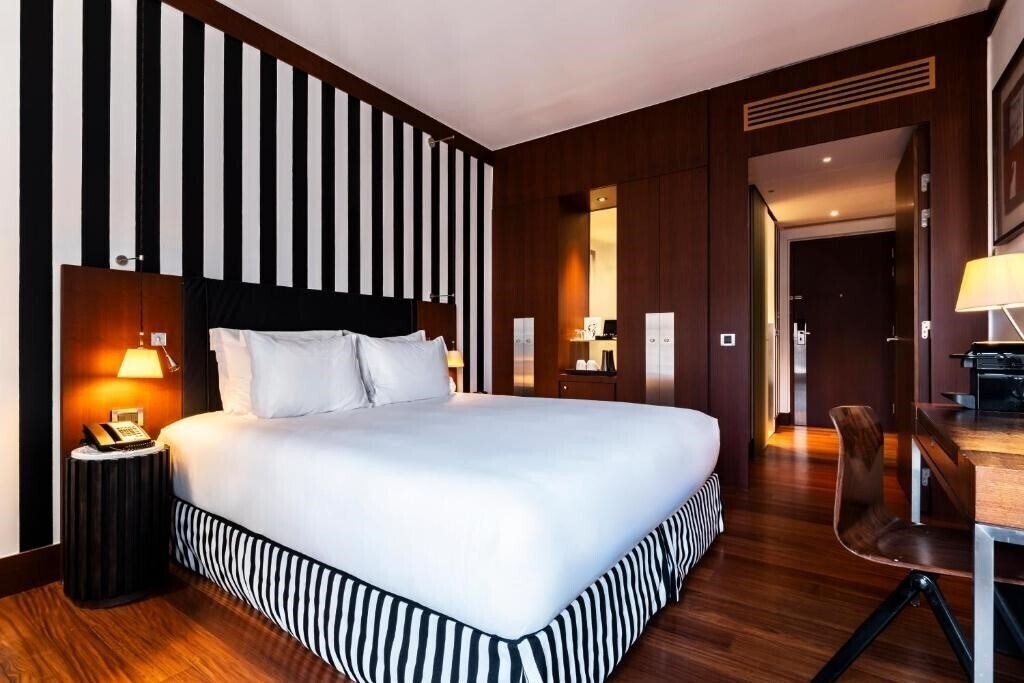 Готель Grand Hotel Champs-Elysees 5*