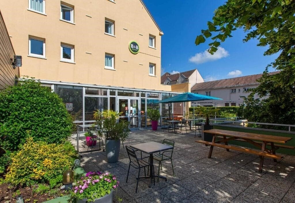 Отель B&B Hotel Chartres Centre Cathedrale 3*