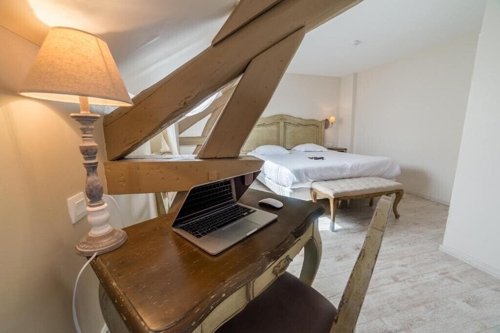 Готель L'Hotel des Poemes de Chartres 3*