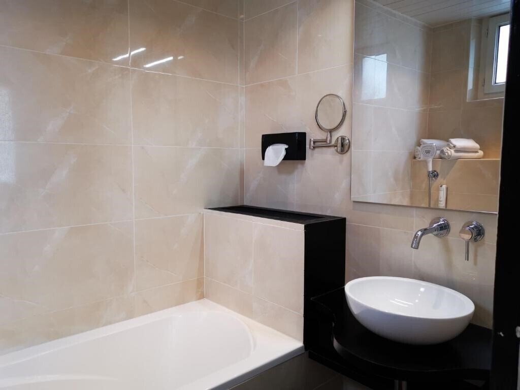 Фотографія Logis Hotel Le Boeuf Couronne Chartres 3*
