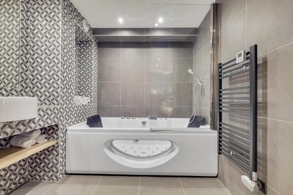 Отель Hotel Lucien & Marinette 3*