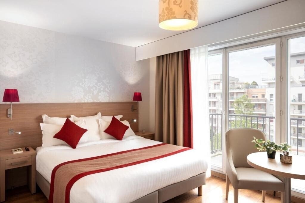 Готель Residhome Paris Evry 4*