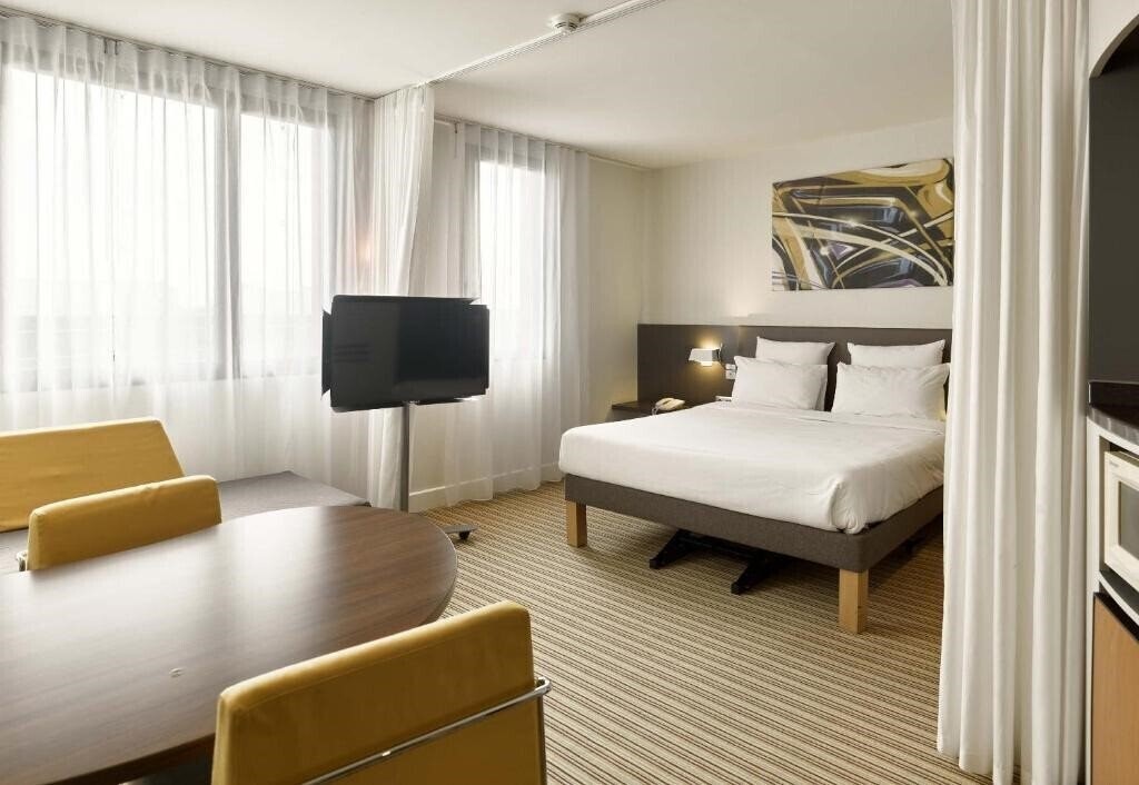 Готель B&B Home Velizy 4*