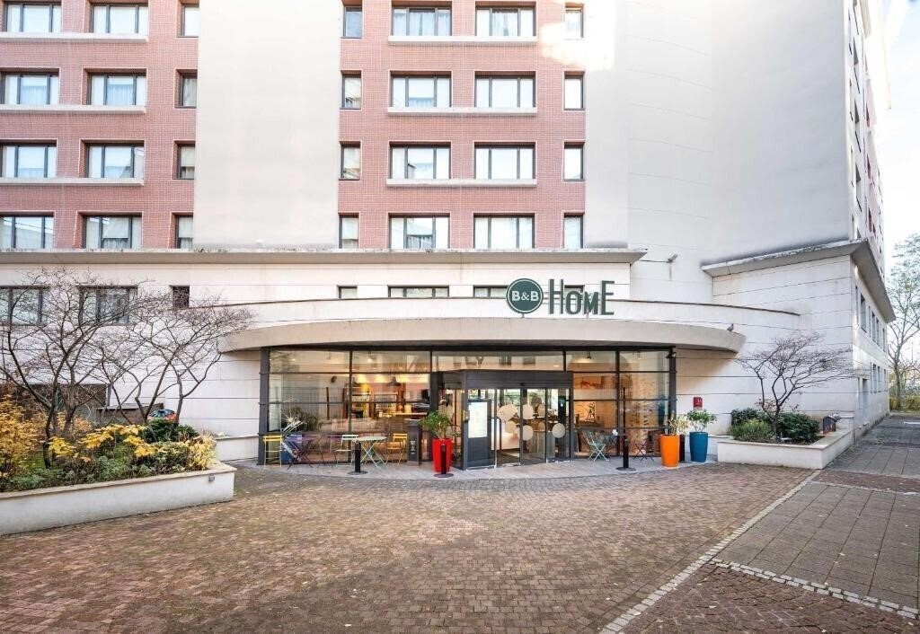 Отель B&B Home Rueil Malmaison Gare 4*