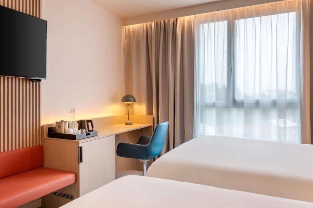 Отель Courtyard by Marriott Paris Saint Denis 4*