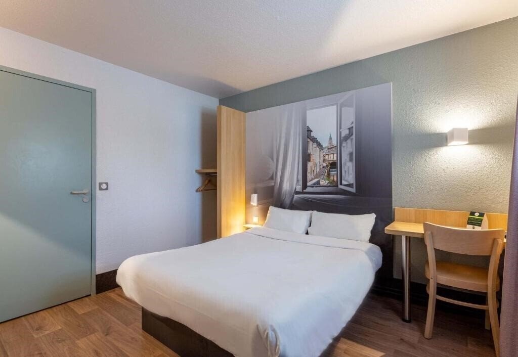 Фото B&B Hotel Chartres Le Forum 2*