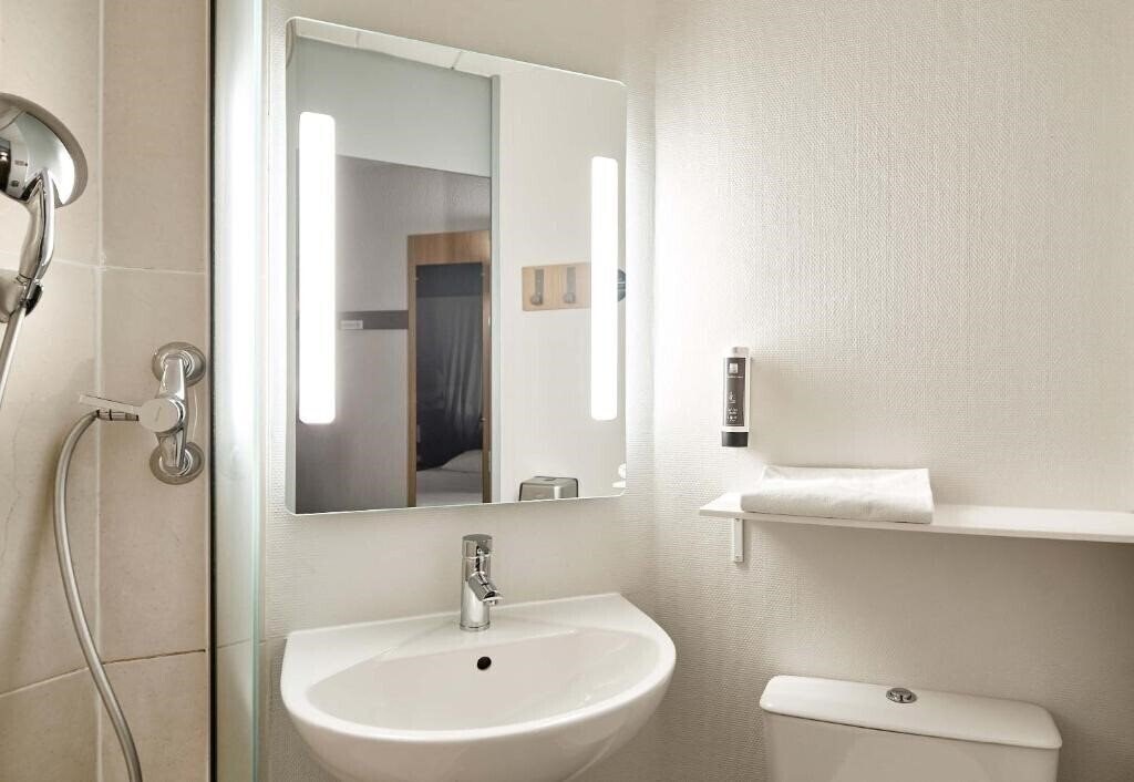 Фотография B&B Hotel Maurepas 2*