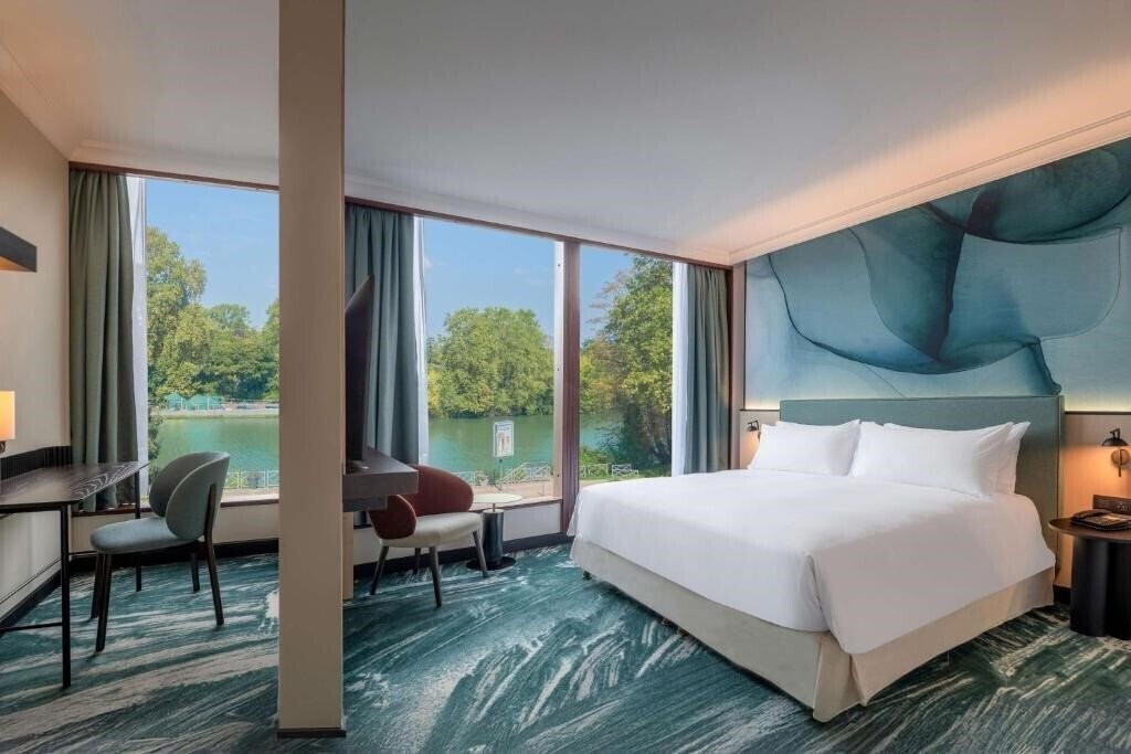 Отель Doubletree By Hilton Paris Bougival 4*