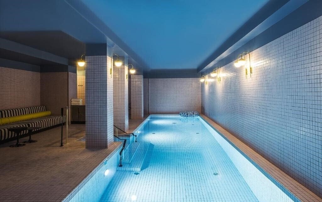 Отель Du Rond Point Des Champs Elysees 4*