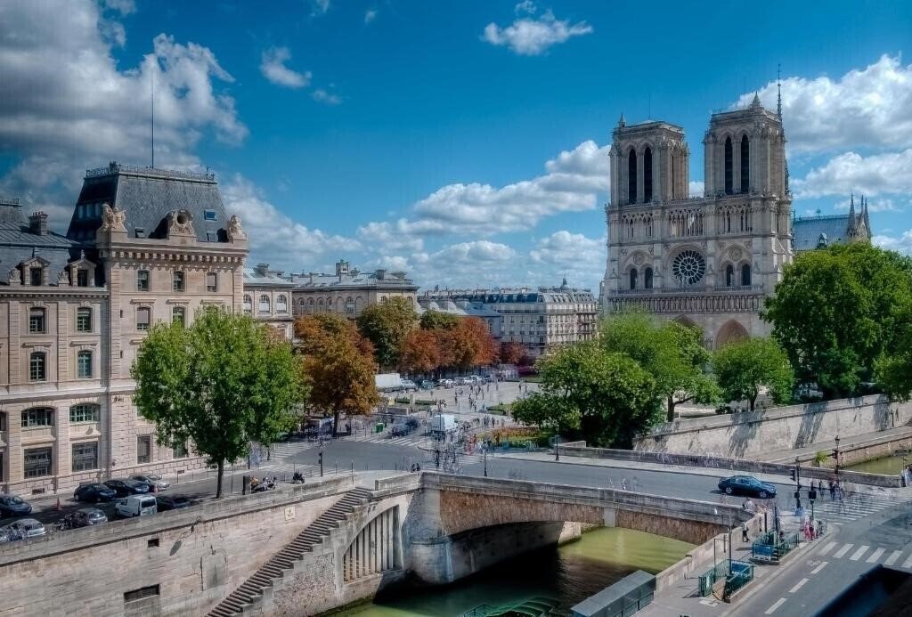 Отель Les Rives De Notre Dame 4*