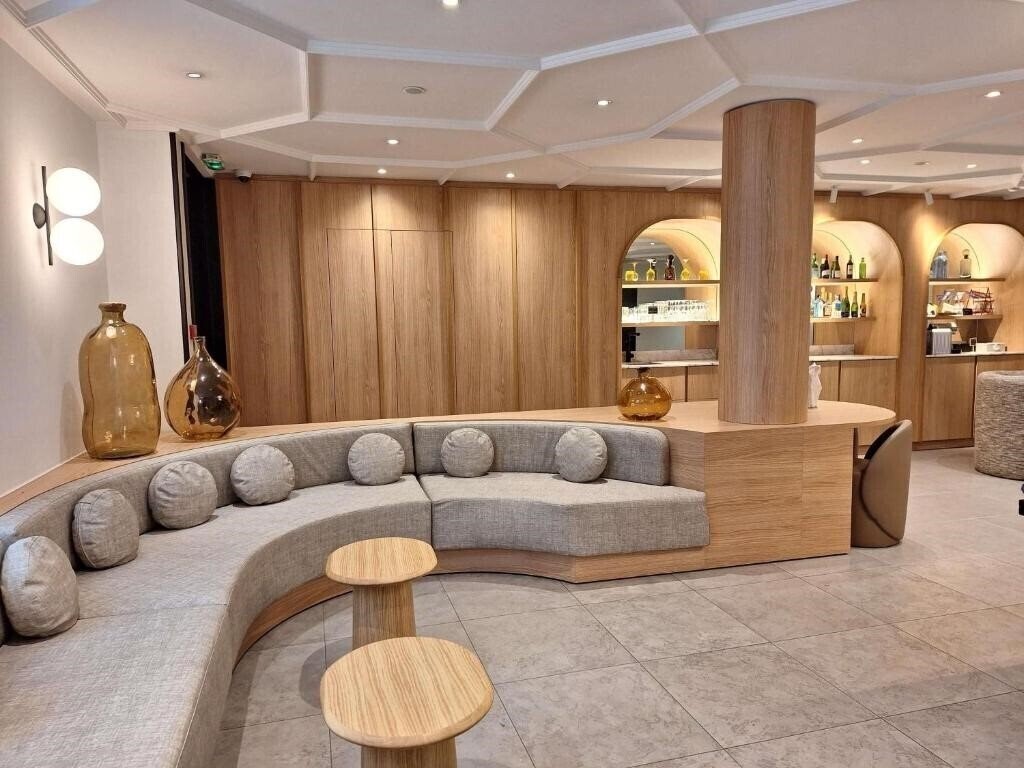 Готель Mercure Paris Arc de Triomphe Wagram Hotel 4*