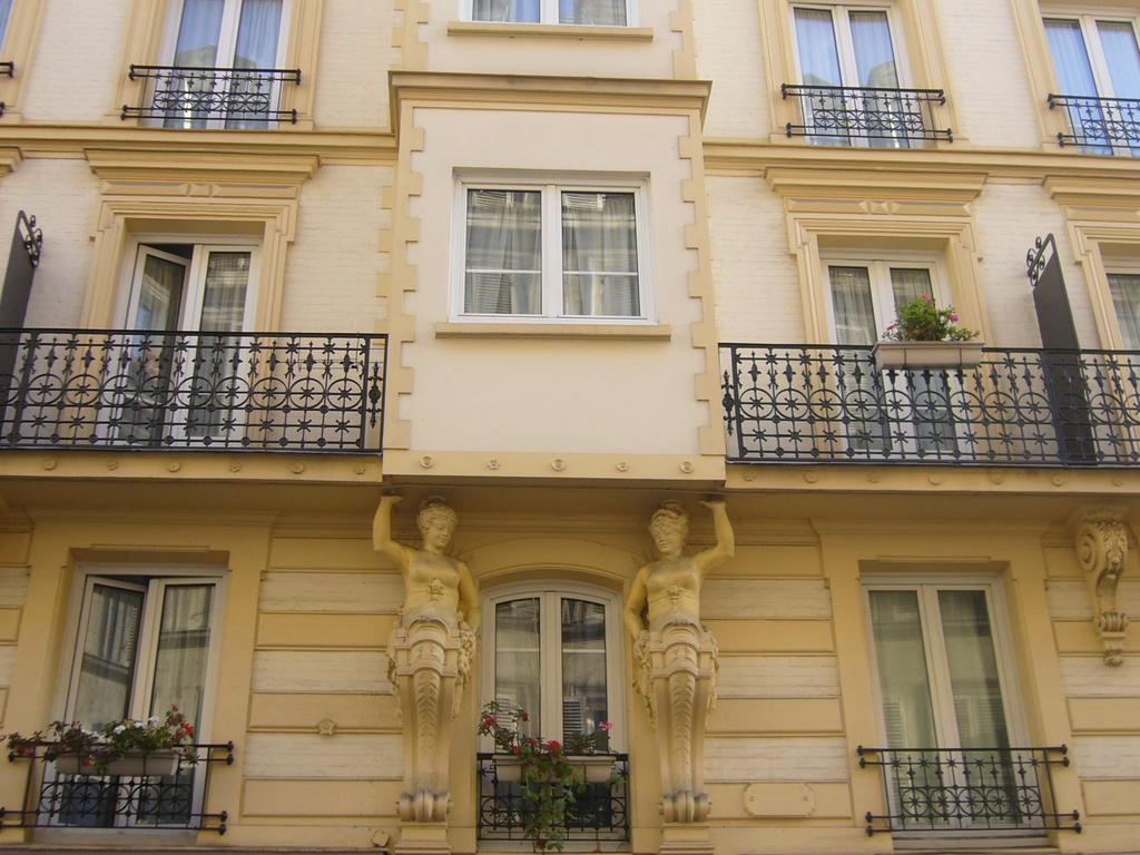 Готель De Nemours 2*