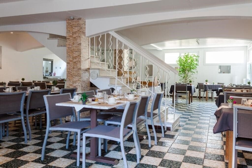 Фотография Le Petit Manoir 3*