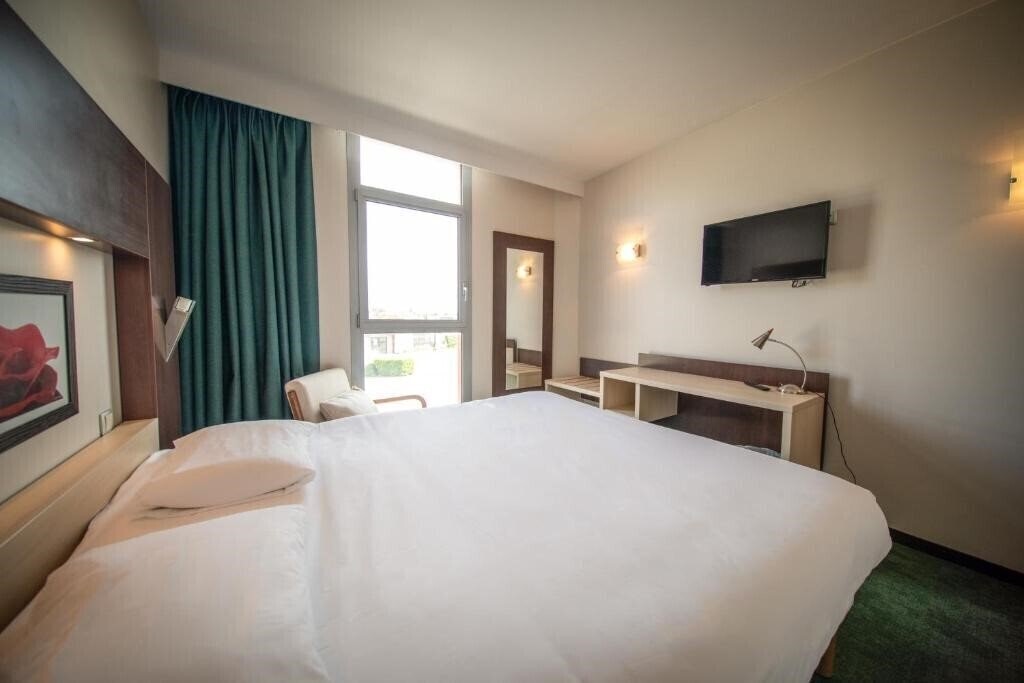 Фото Logis Hotel Hostellerie Saint Vincent 3*