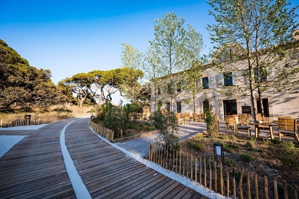 Фото Le Hameau des Pesquiers Ecolodge & SPA, Curio Collection by Hilton 5*