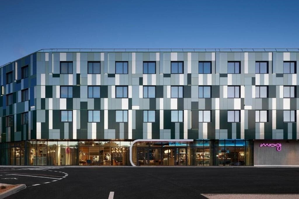 Фото Moxy Sophia Antipolis 3*