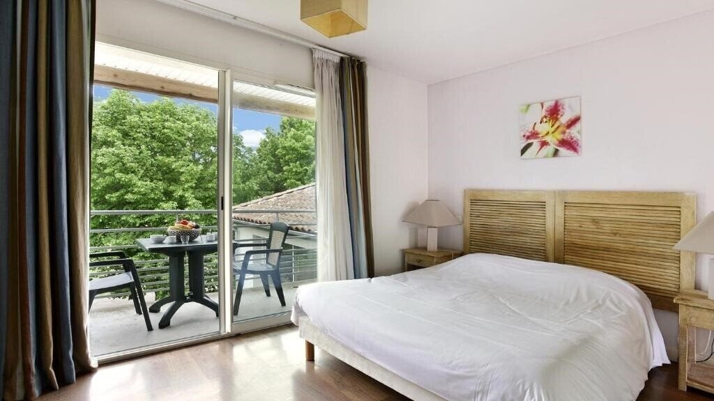 Фото Vacancéole - Le Domaine Du Chateau 3*