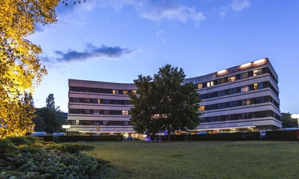 Готель Zenitude Hotel Residences - Swiss Apparthotels Ferney Voltaire 4*