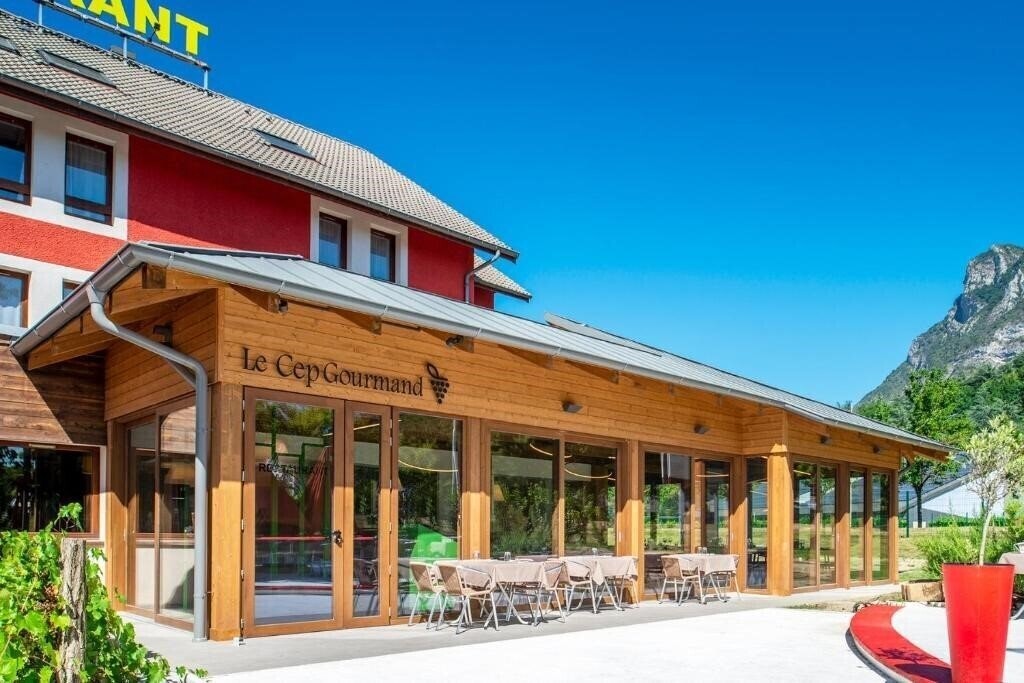 Готель Logis Hotel La Cle des Champs 3*