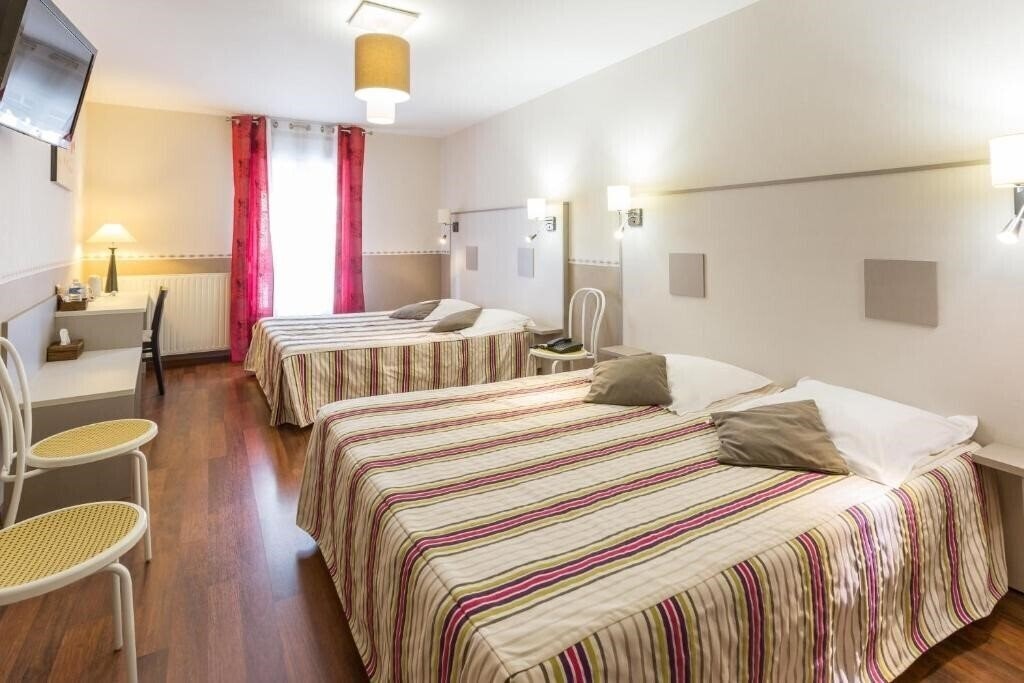 Фото Hotel d'Angleterre (ex. Logis Hotel d'Angleterre, Logis Hotel & Restaurant d'Angleterre) 3*