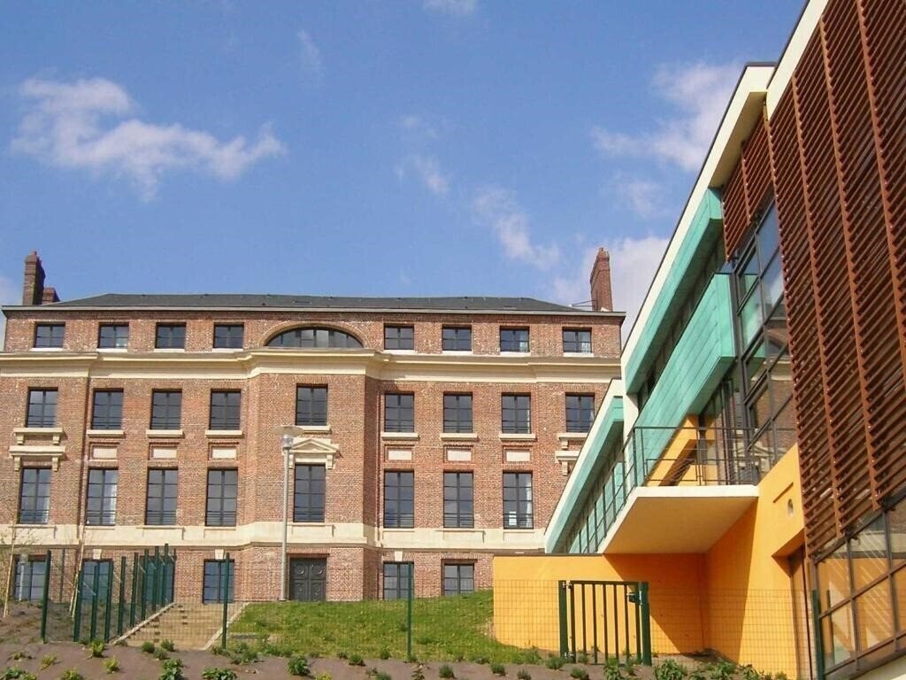 Отель Auberge De Jeunesse Rouen 4*