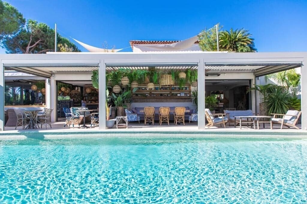 Зображення Font Mourier Hotel 4*