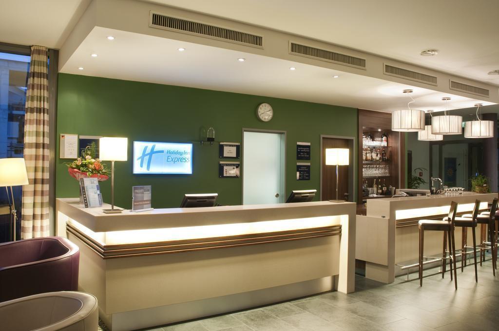 Фотографія Holiday Inn Express 3*