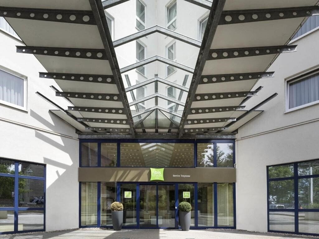 Готель NH Berlin Treptow 4*