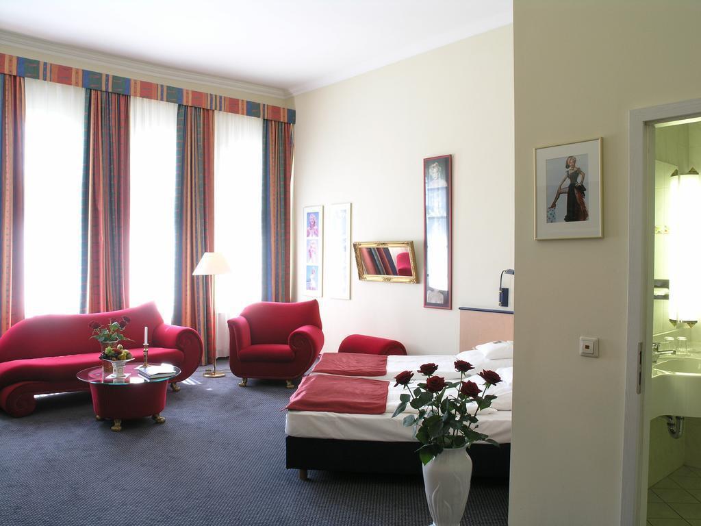 Готель California Am Kurfuerstendamm 4*