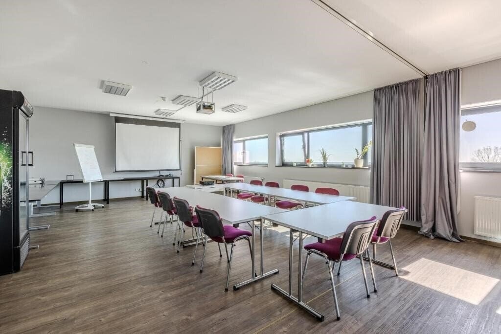 Картинка Meininger Hotel Berlin Airport 3*