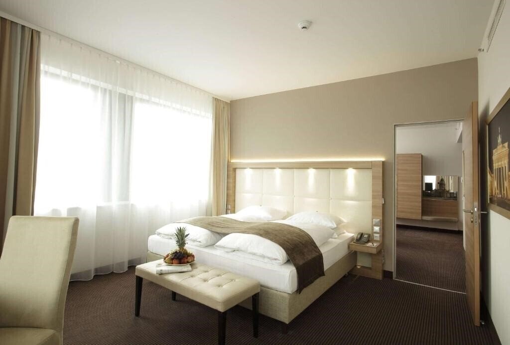 Фото H4 Hotel Berlin Alexanderplatz 4*