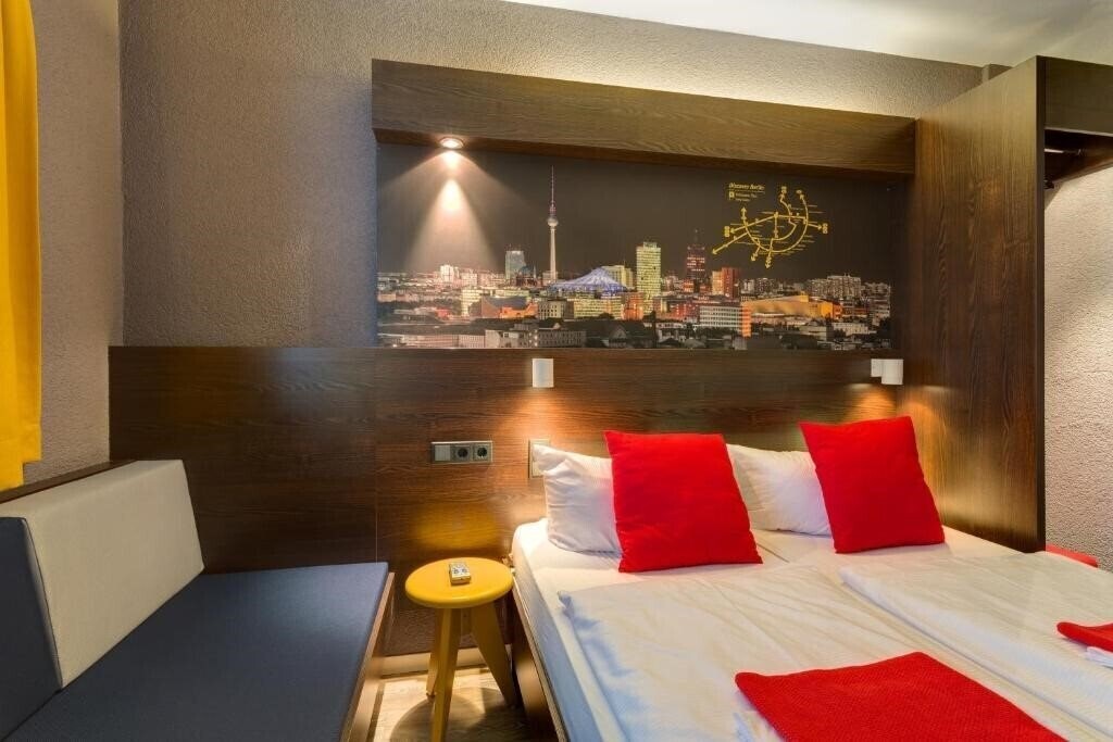 Фотографія Meininger Hotel Berlin Central Station 3*