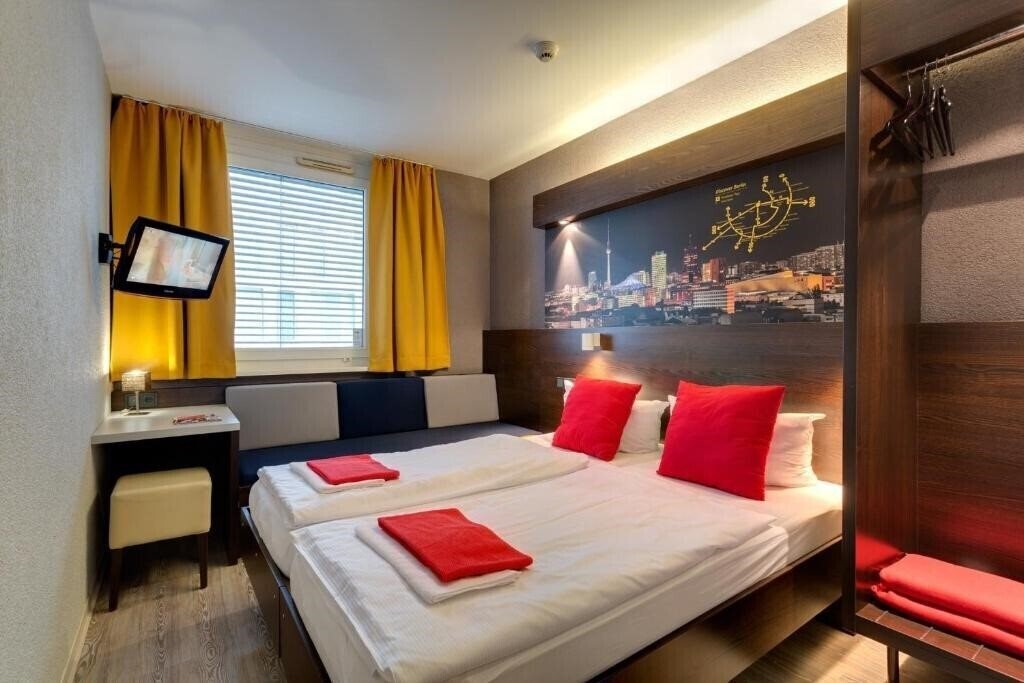 Готель Meininger Hotel Berlin Central Station 3*