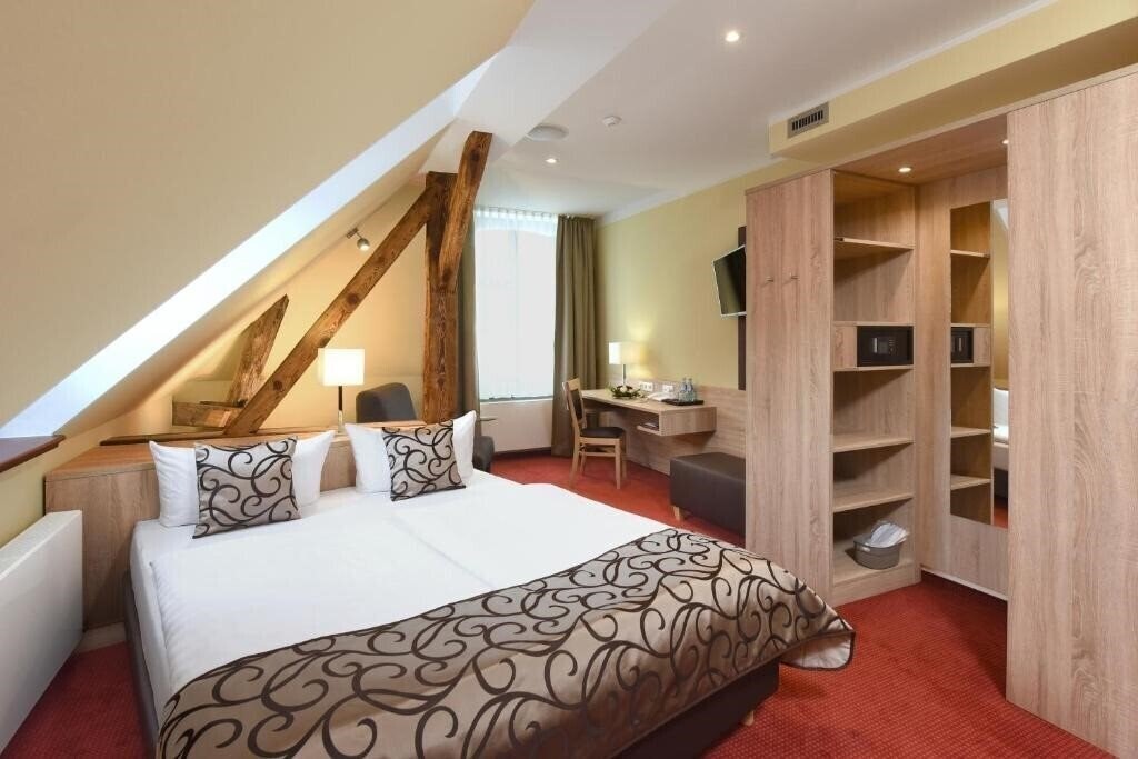 Отель Port Inn Hotel 3*