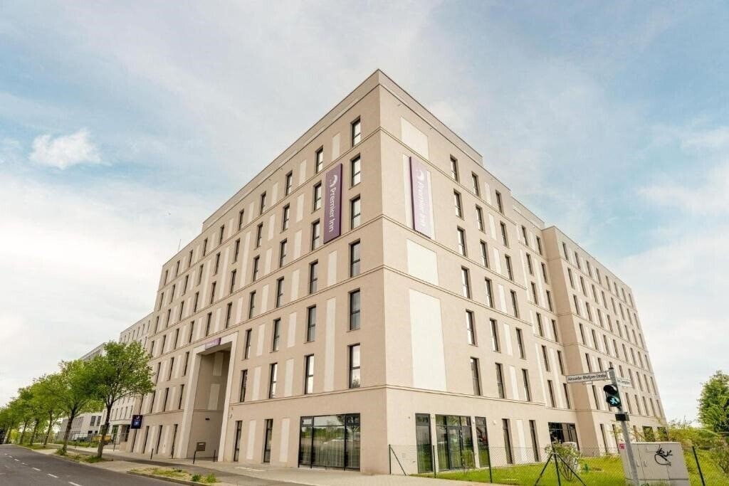 Готель Premier Inn Berlin Airport 3*