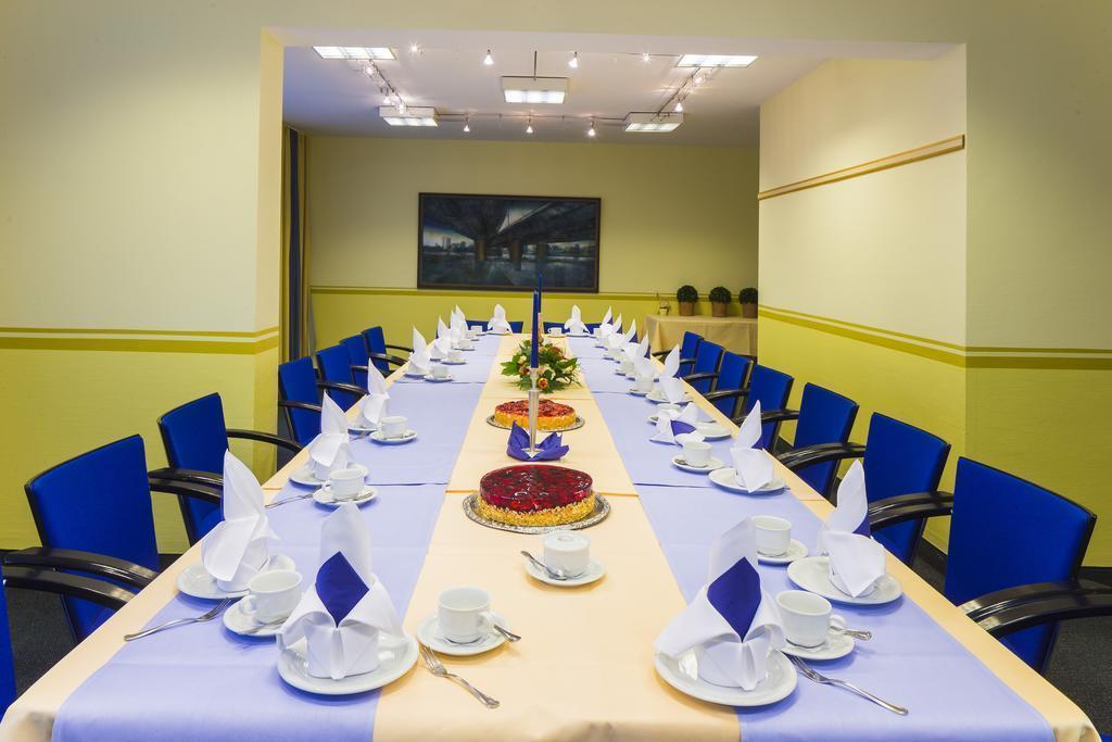 Фото Am Terrassenufer 4*