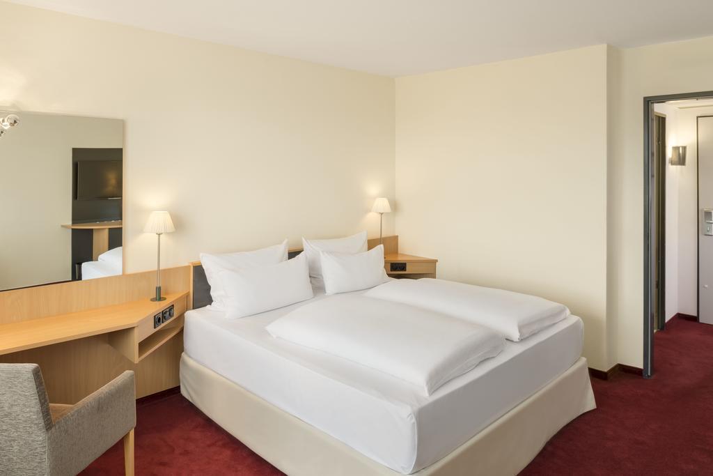 Отель Nh Dresden Neustadt 4*